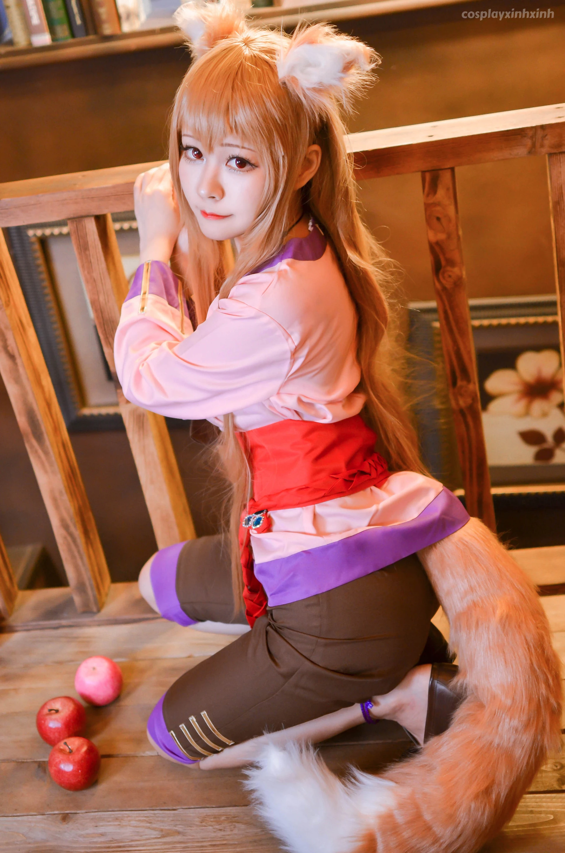 Arty Huang: Holo – Spice and Wolf - 8